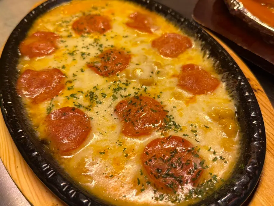 철판에 담긴 페퍼로니 콘치즈