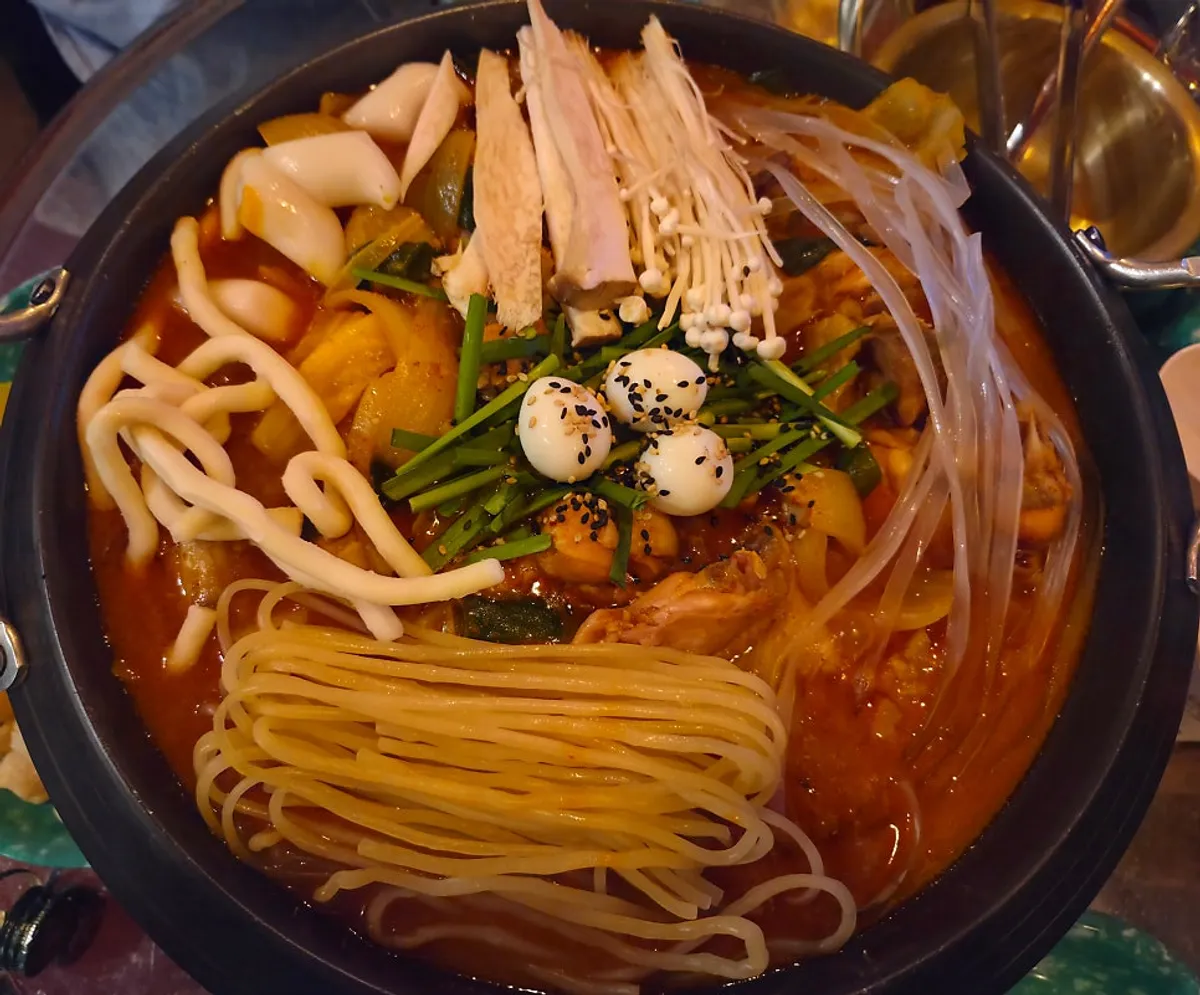 Yeokjeon Pojangmacha's gopdoritang starting to simmer