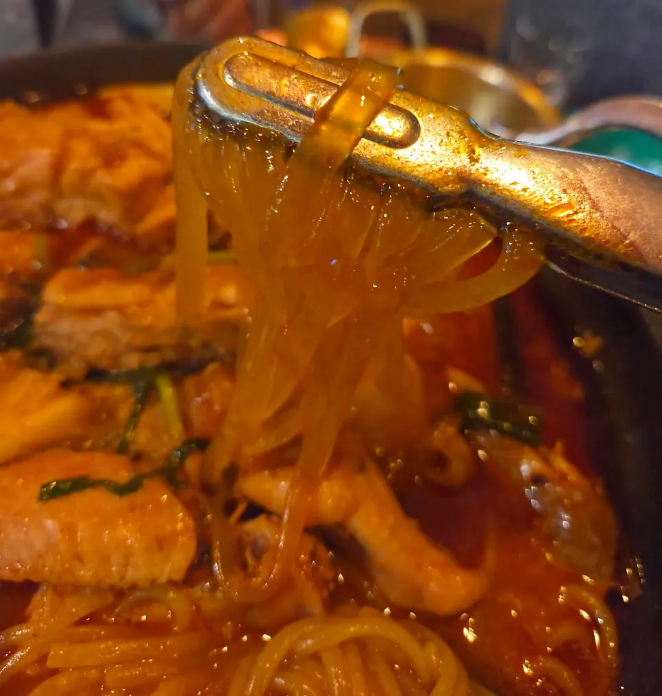곱창과 닭이 가득한 곱도리탕 근접 컷