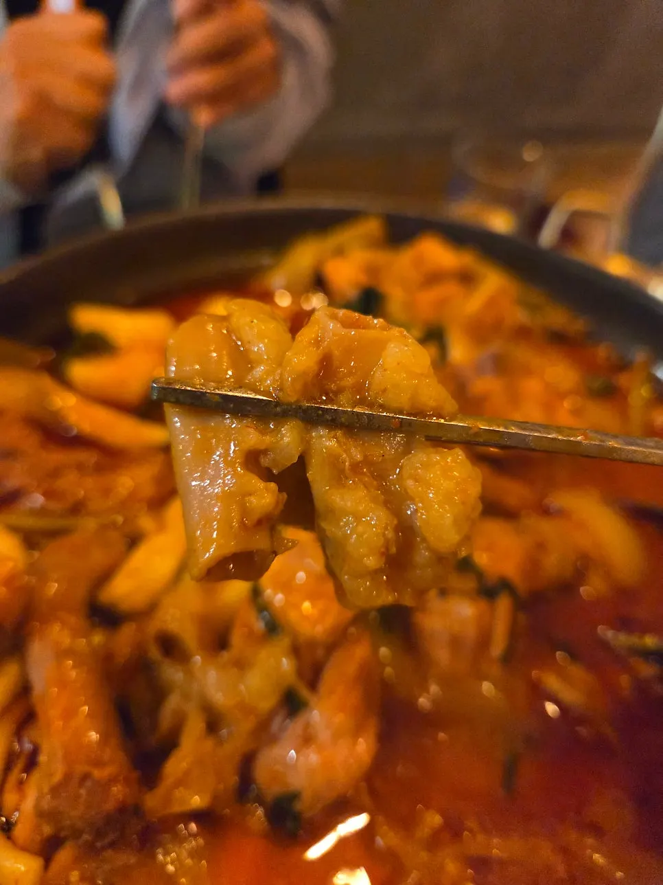 집어 올린 소곱창과 막창