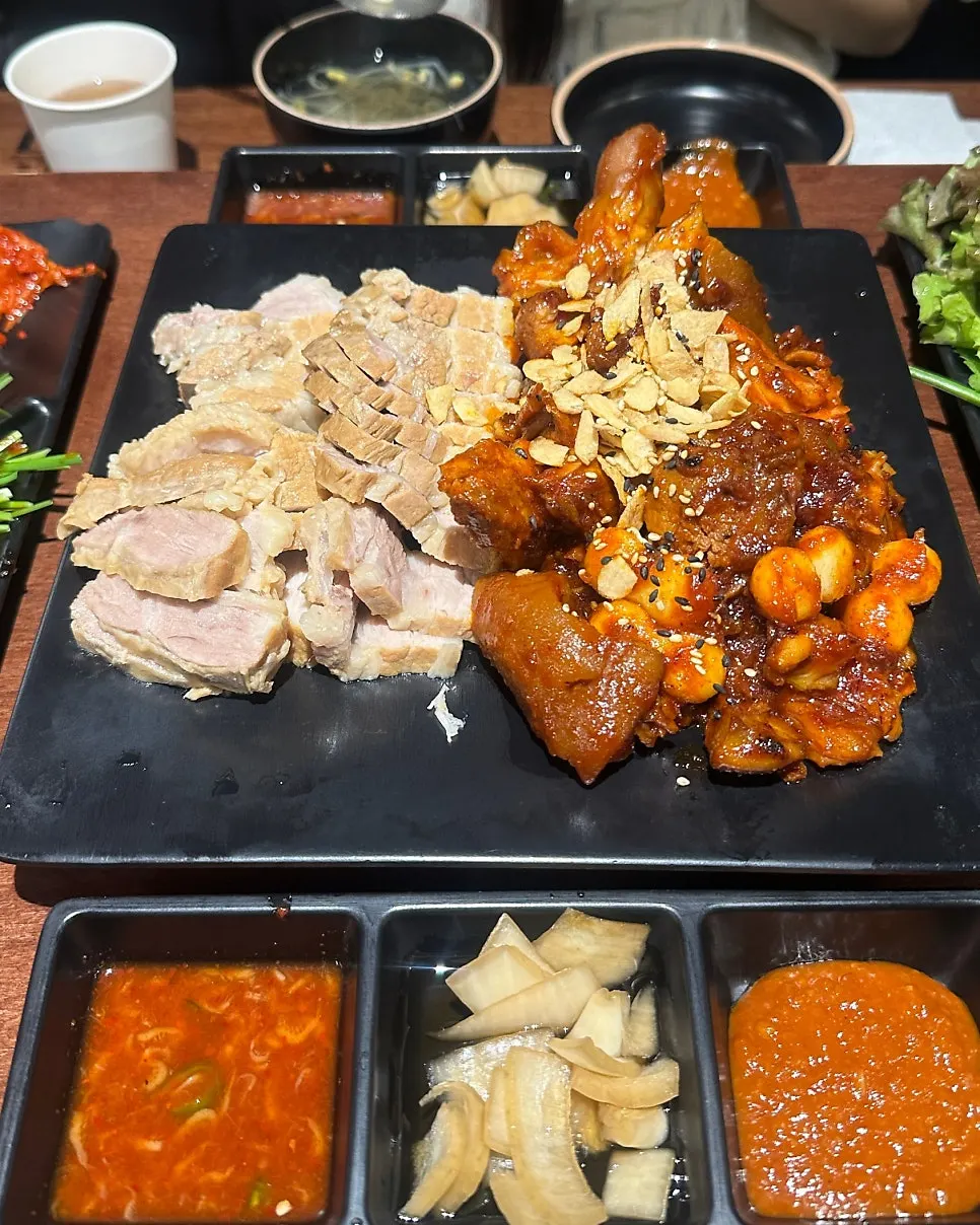 Bobul Bobul Set with bossam and spicy grilled fire jokbal