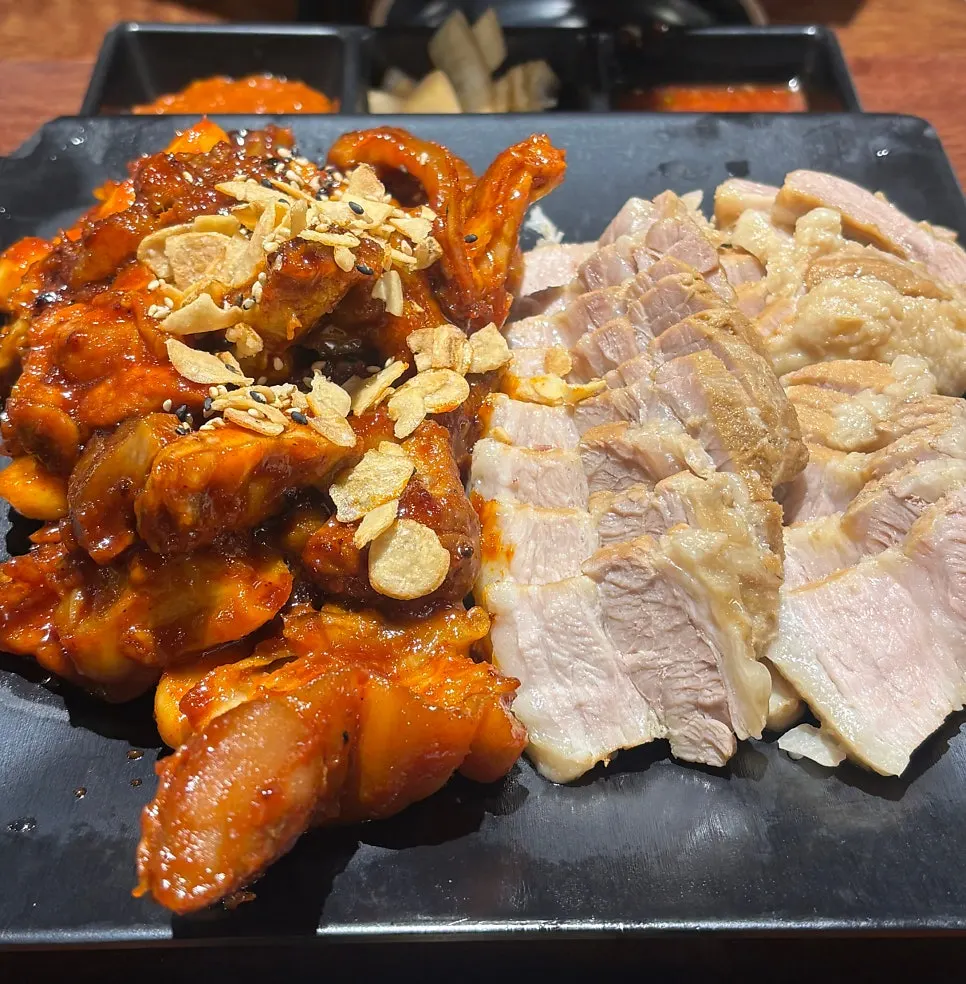 Spicy grilled fire jokbal topped with garlic flakes