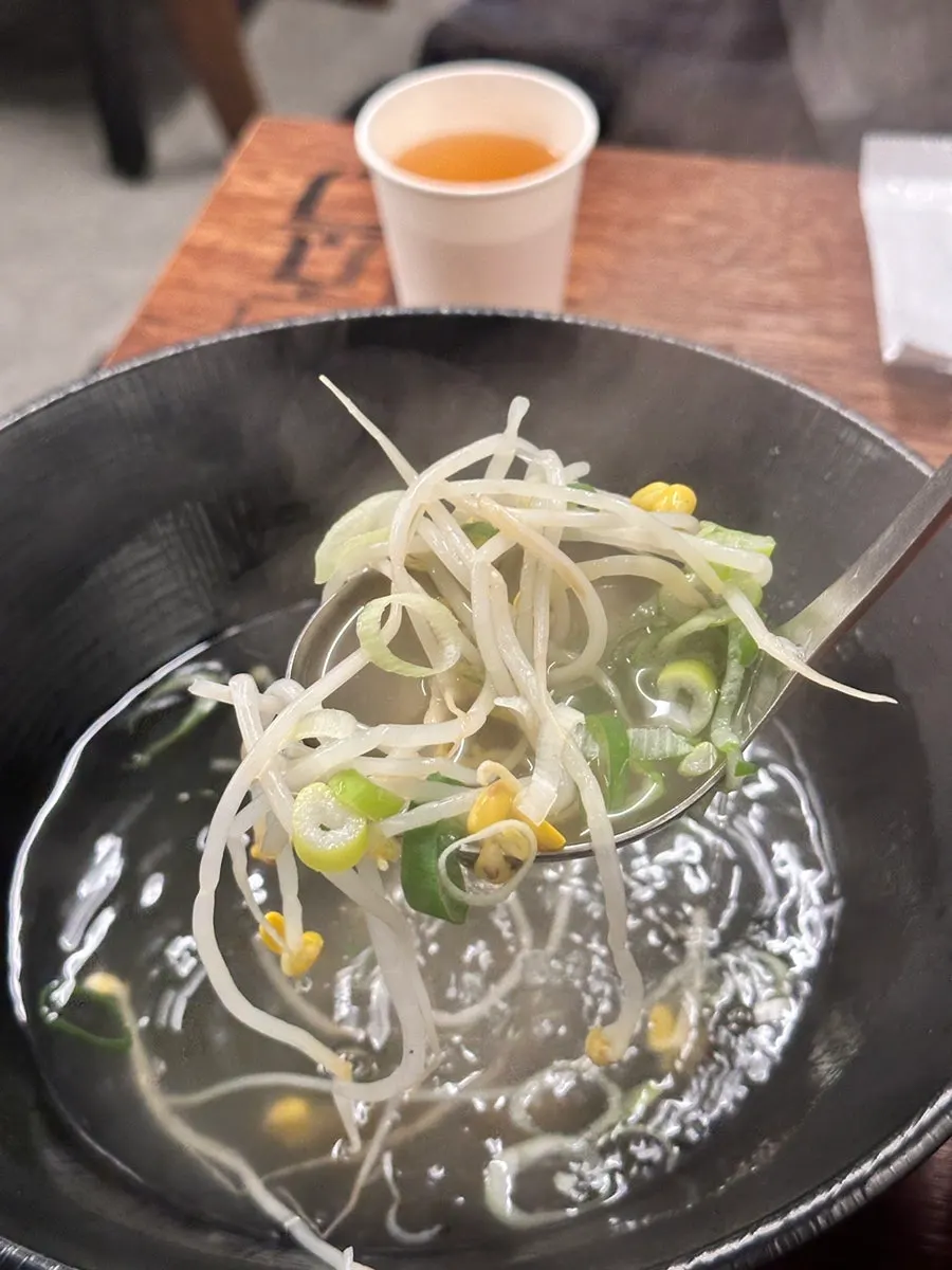個別に用意された添えダレとサービスの豆もやしスープ