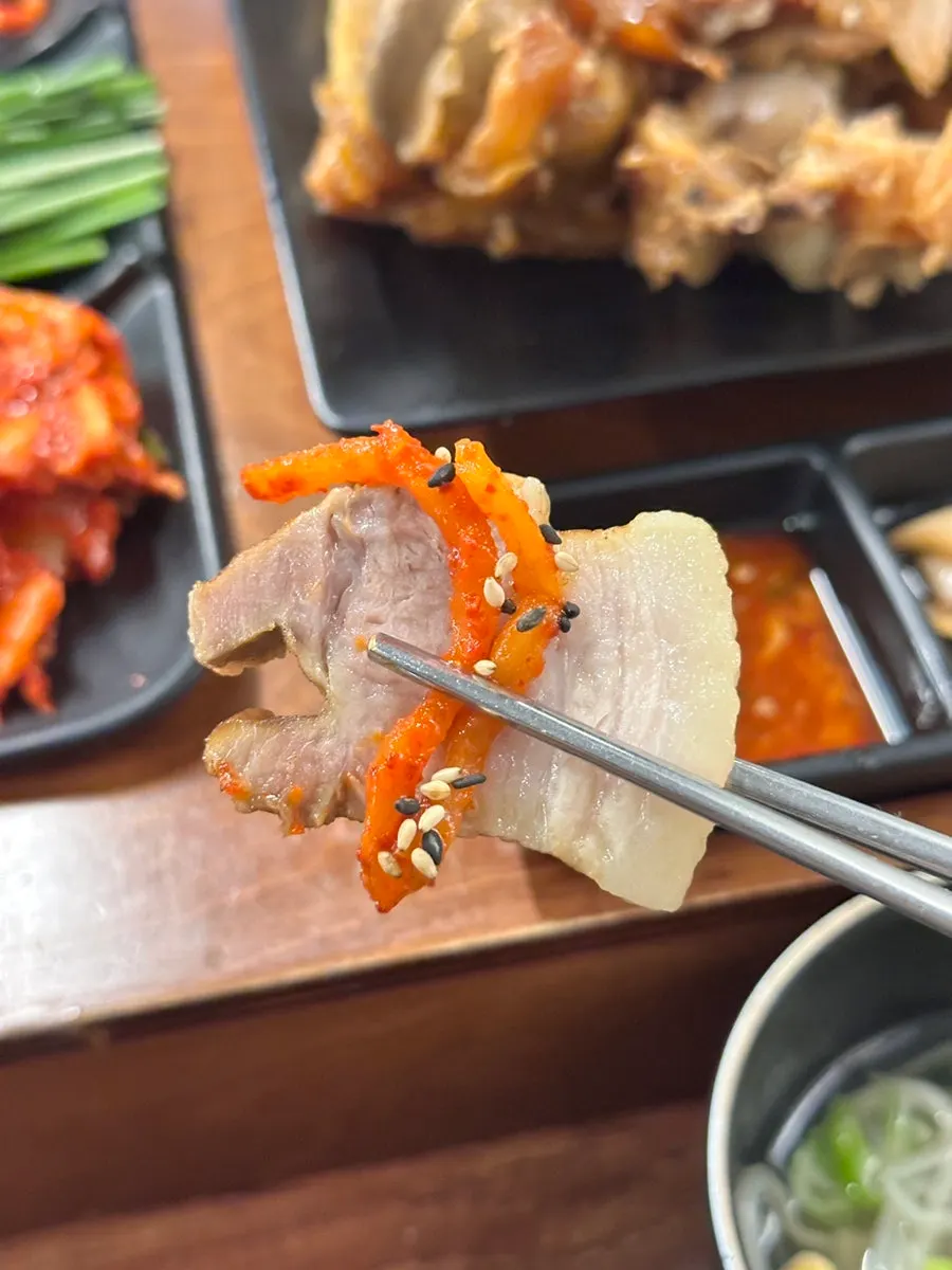大根キムチと一緒に包んだポッサム
