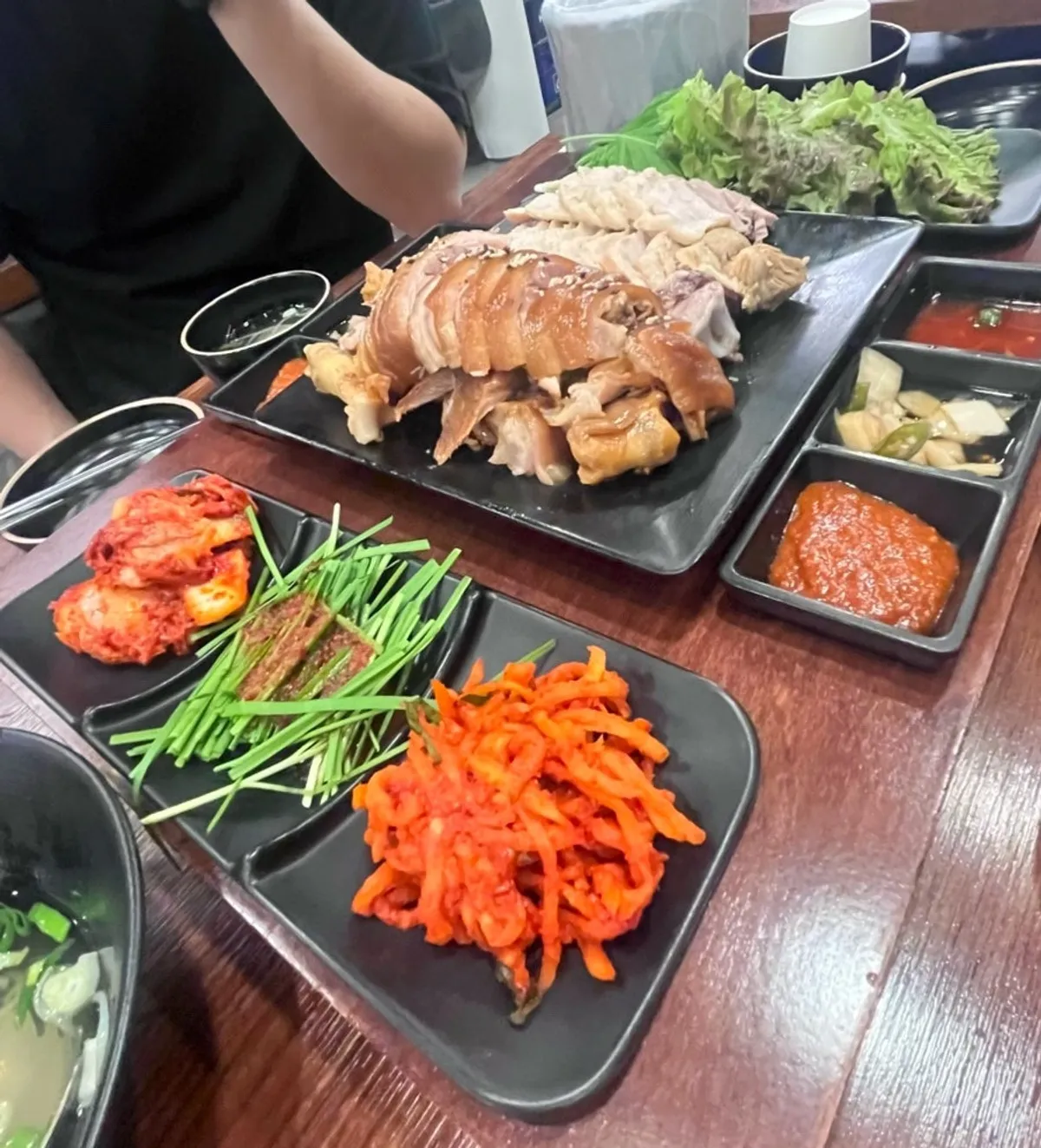 푸짐하게 담긴 족발과 보쌈 보족세트