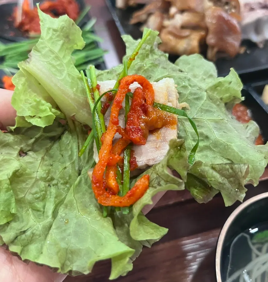 보쌈김치와 함께 쌈 싸 먹는 모습