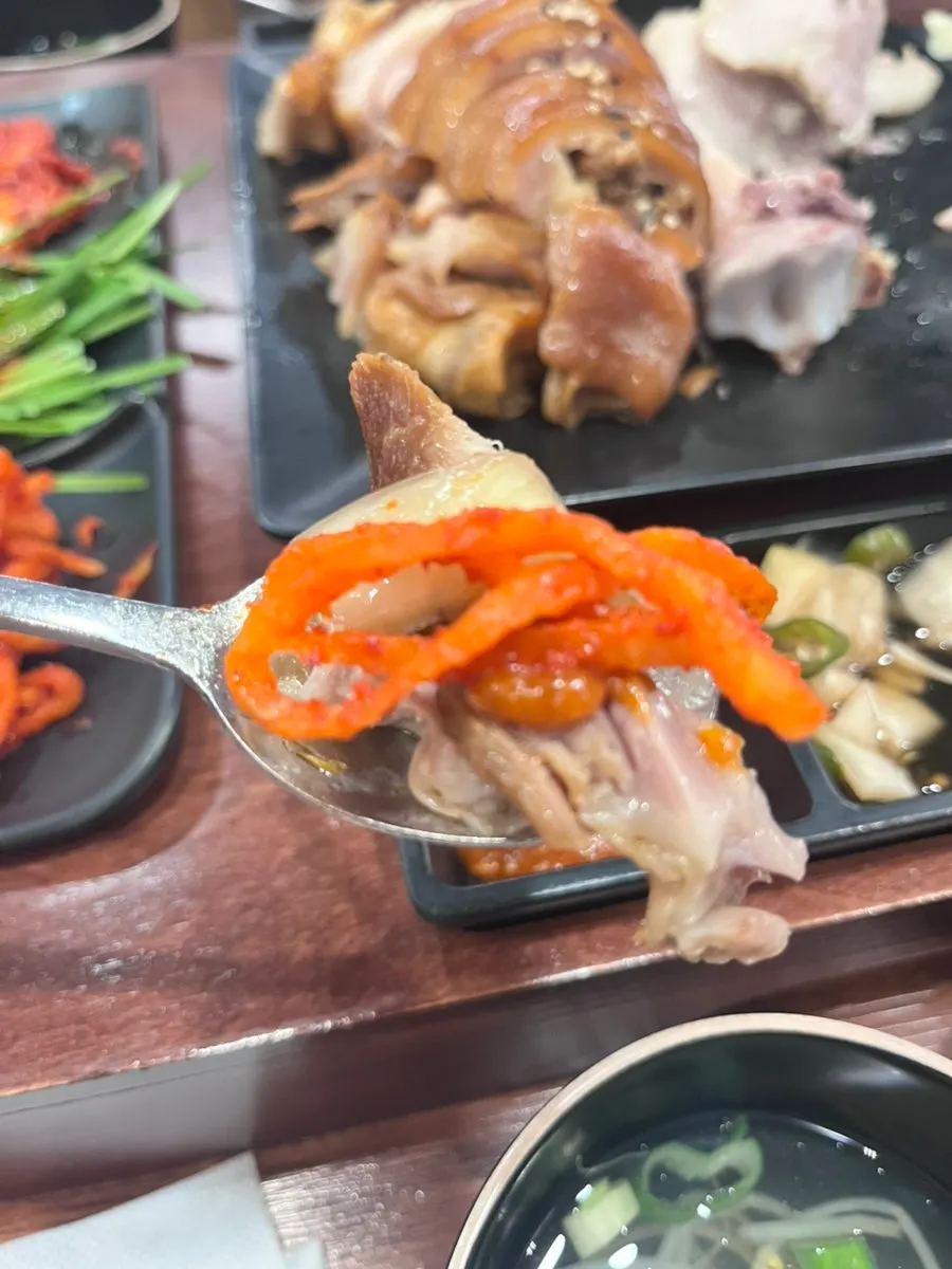 쌈채소에 올린 족발 한 점