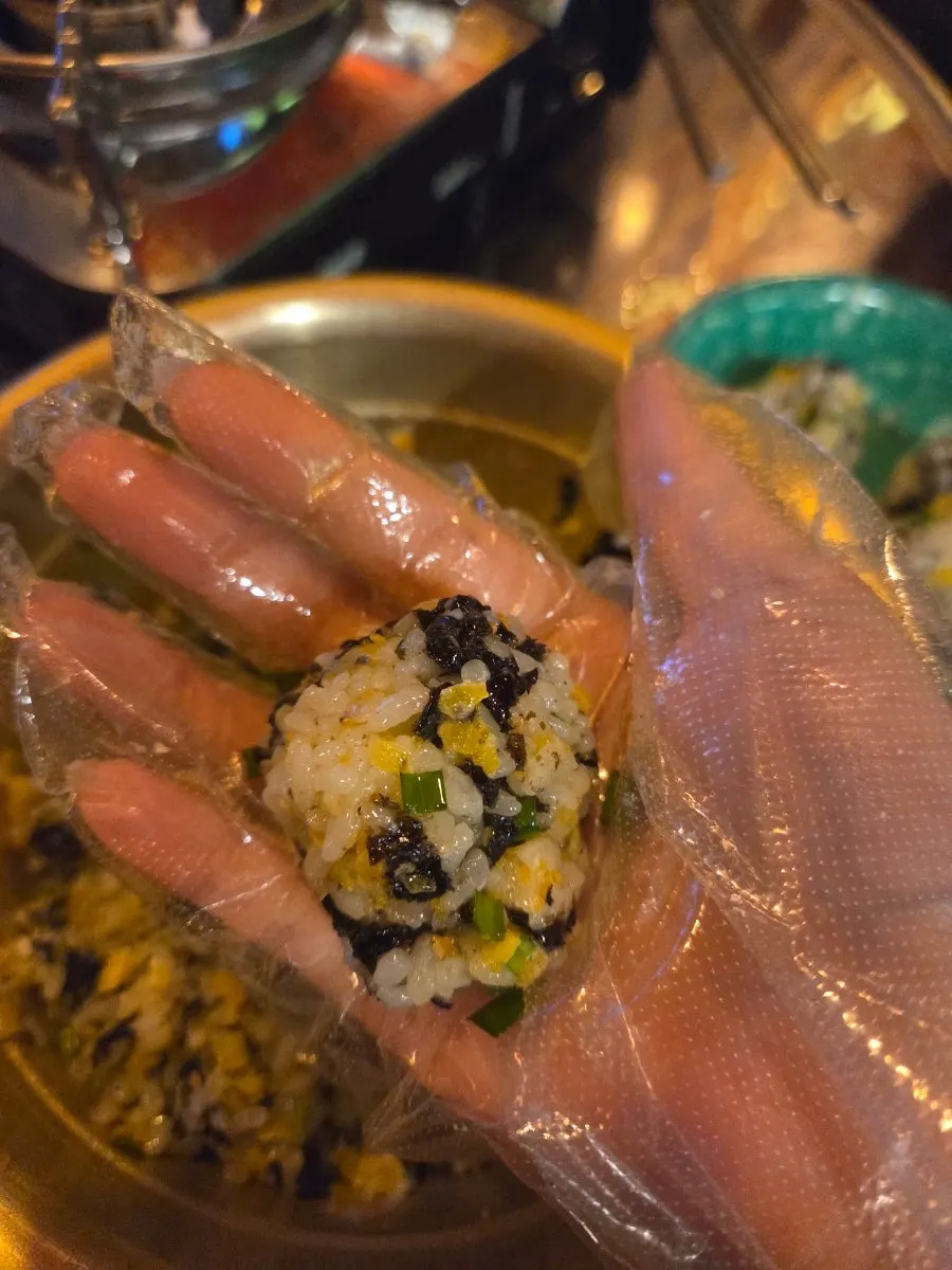 주먹밥 재료가 담긴 그릇