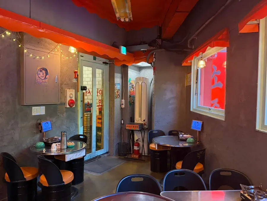 The indoor pojangmacha atmosphere at Yeokjeon Pojangmacha Yeongdeungpo