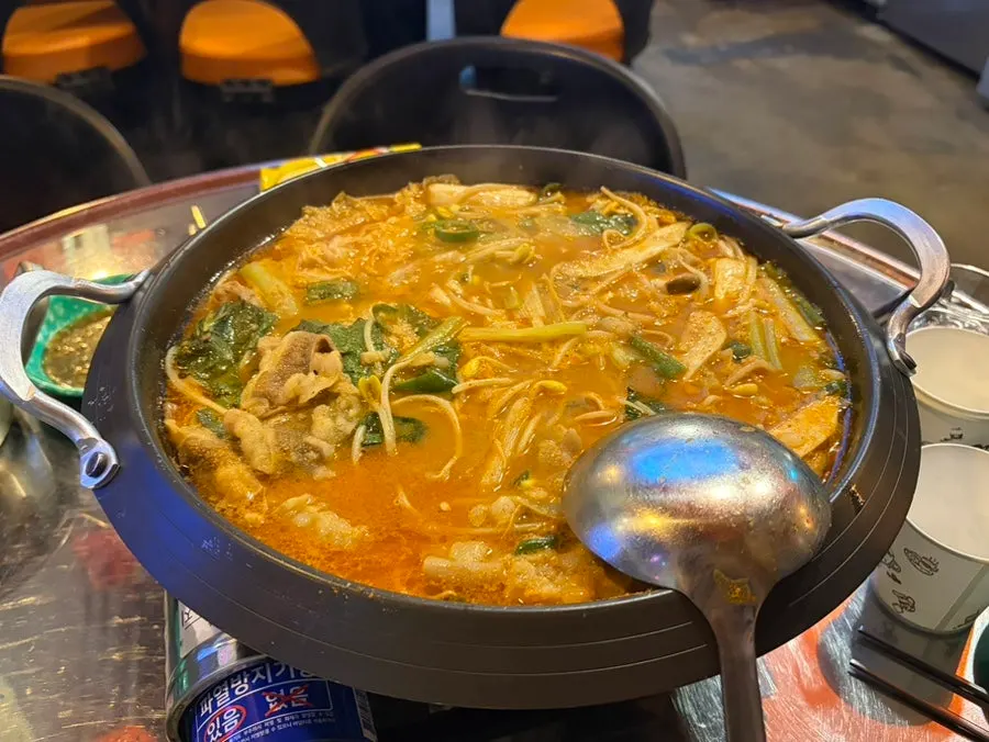 A pot of gopmani gogi jeongol before it's boiled