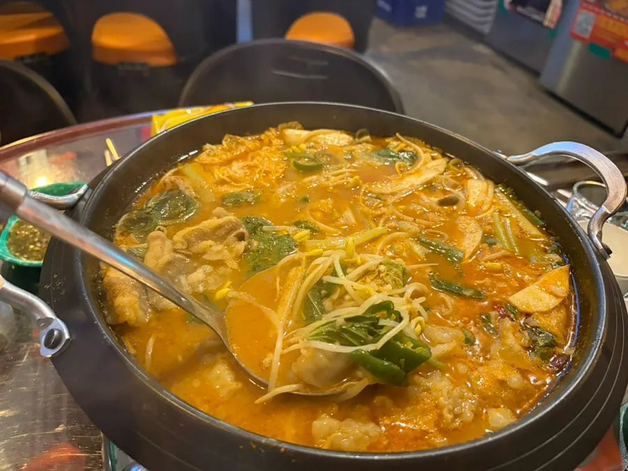 Gopmani gogi jeongol bubbling away next to drinks