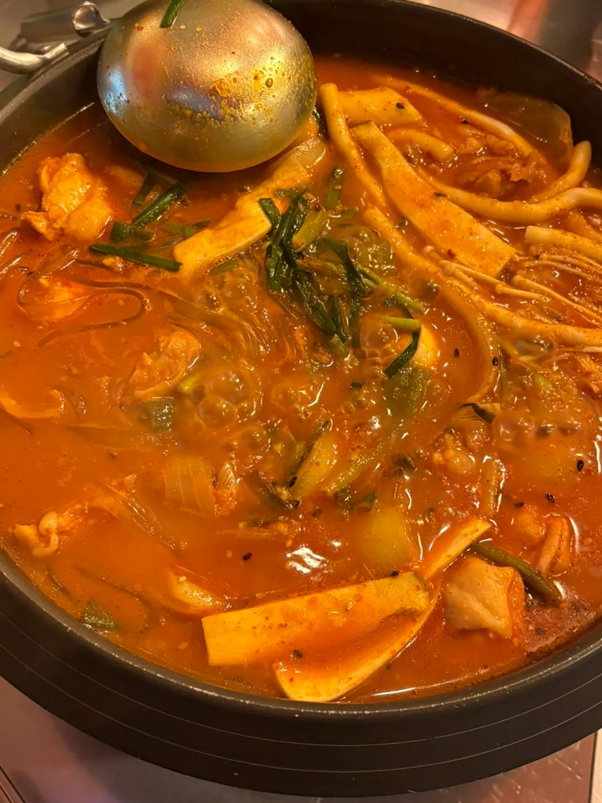 곱창과 닭고기를 건져 올린 곱도리탕 한입