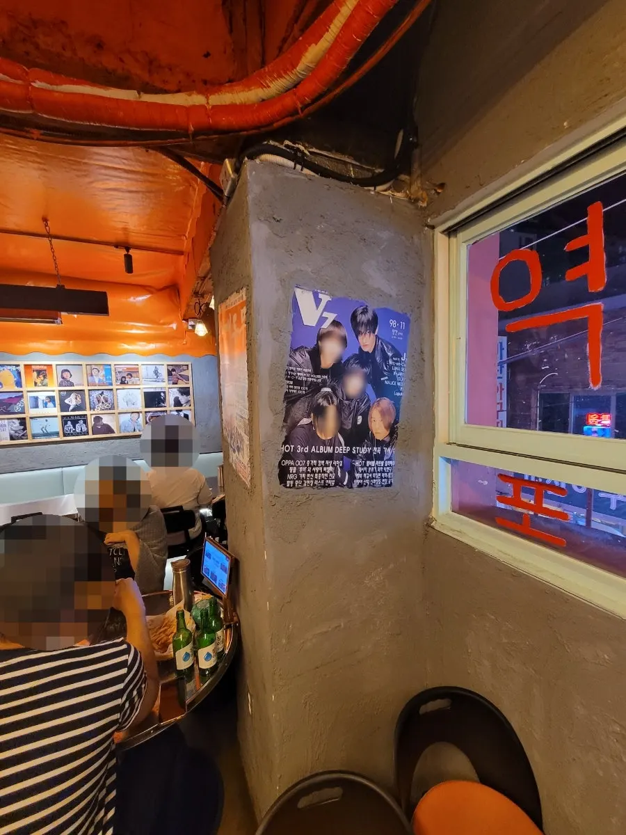 안쪽 공간 벽에 걸린 대형 TV