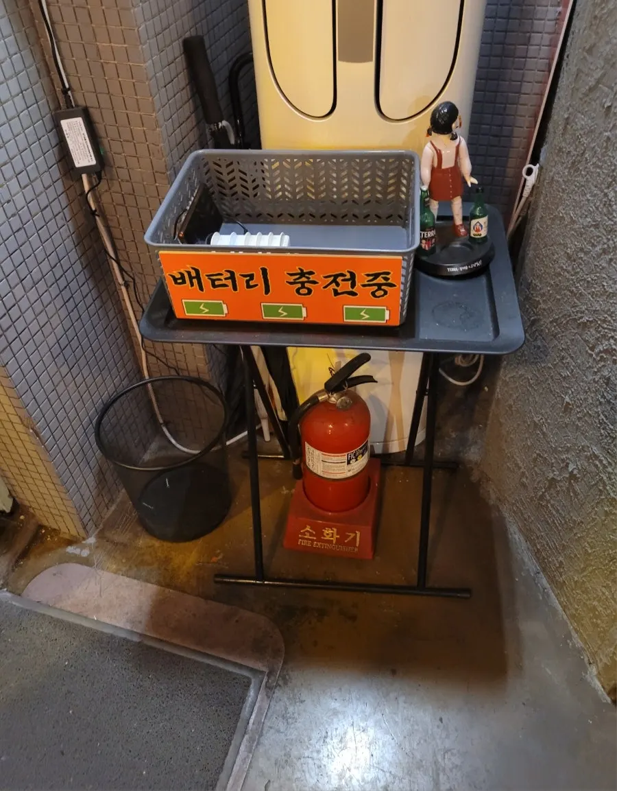 추억의 잡지 표지로 꾸민 레트로 벽면