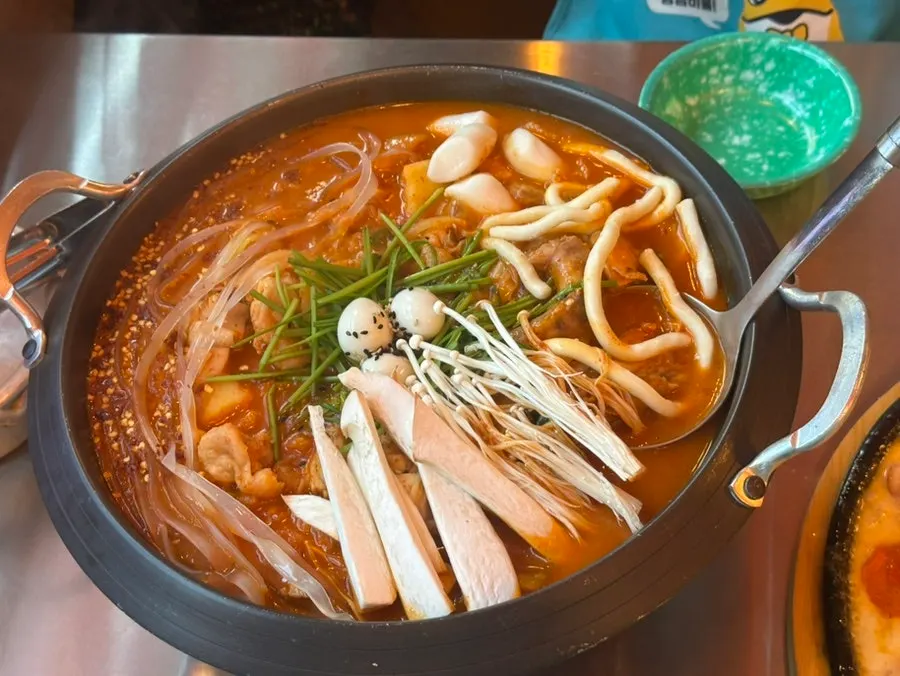 닭볶음탕과 함께 놓인 술상