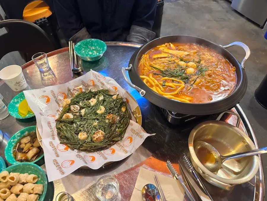 Table filled with the ordered dishes
