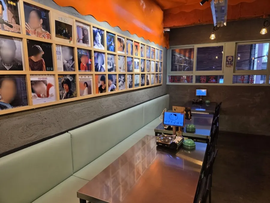 Spacious, pleasant interior hall of Yeokjeon Pojangmacha Yeongdeungpo