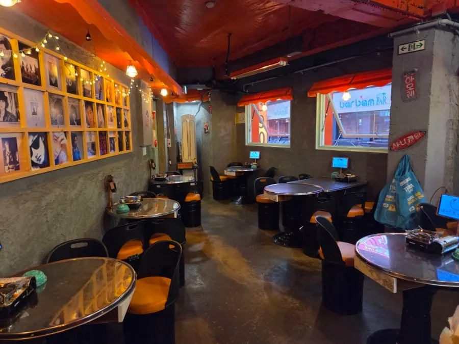 Spacious seating layout that can accommodate groups