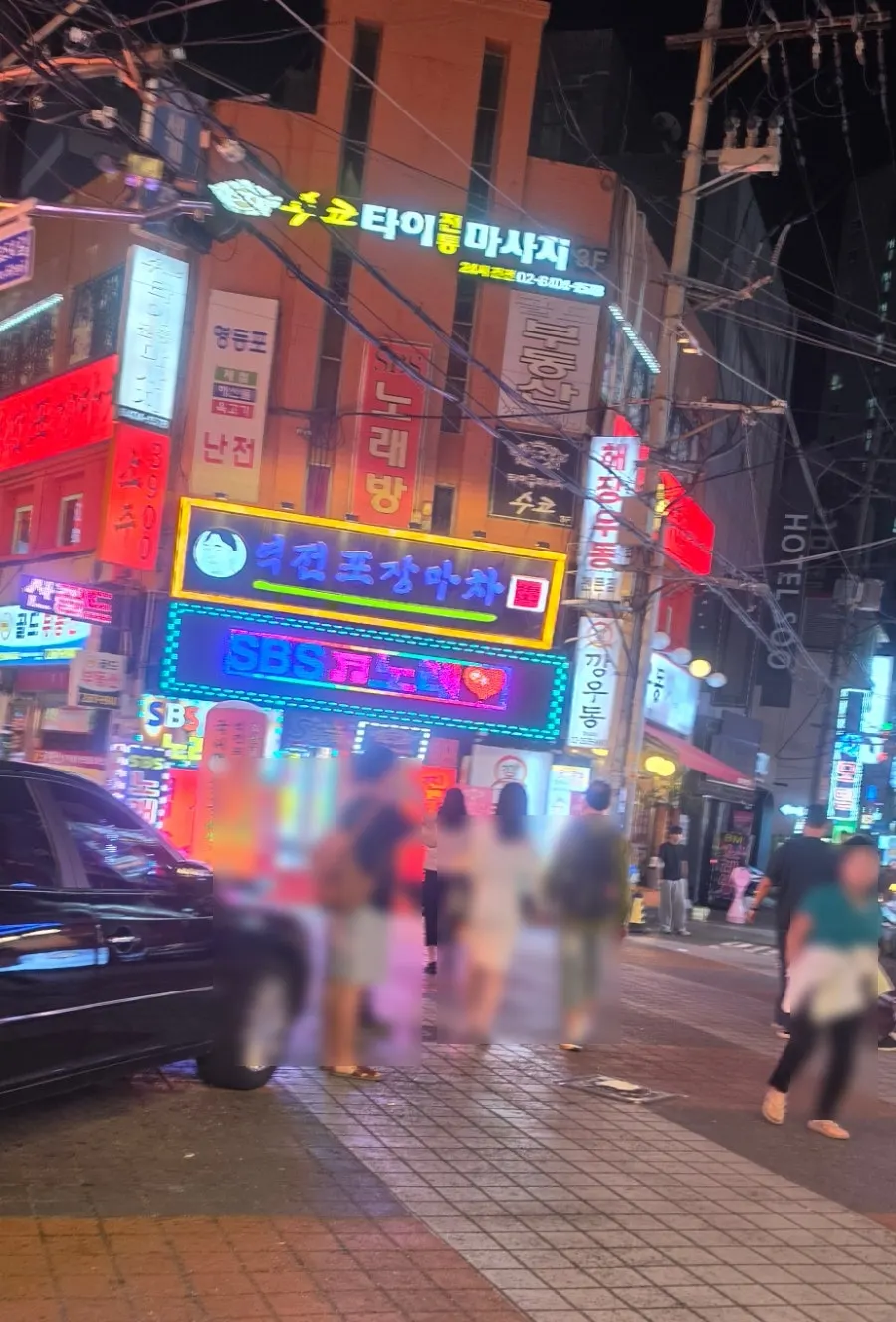 Neon sign at the entrance of Yeokjeon Pojangmacha Yeongdeungpo