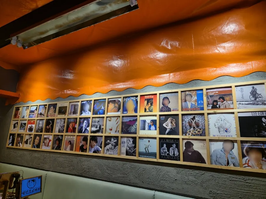 Full view of the retro-decorated interior