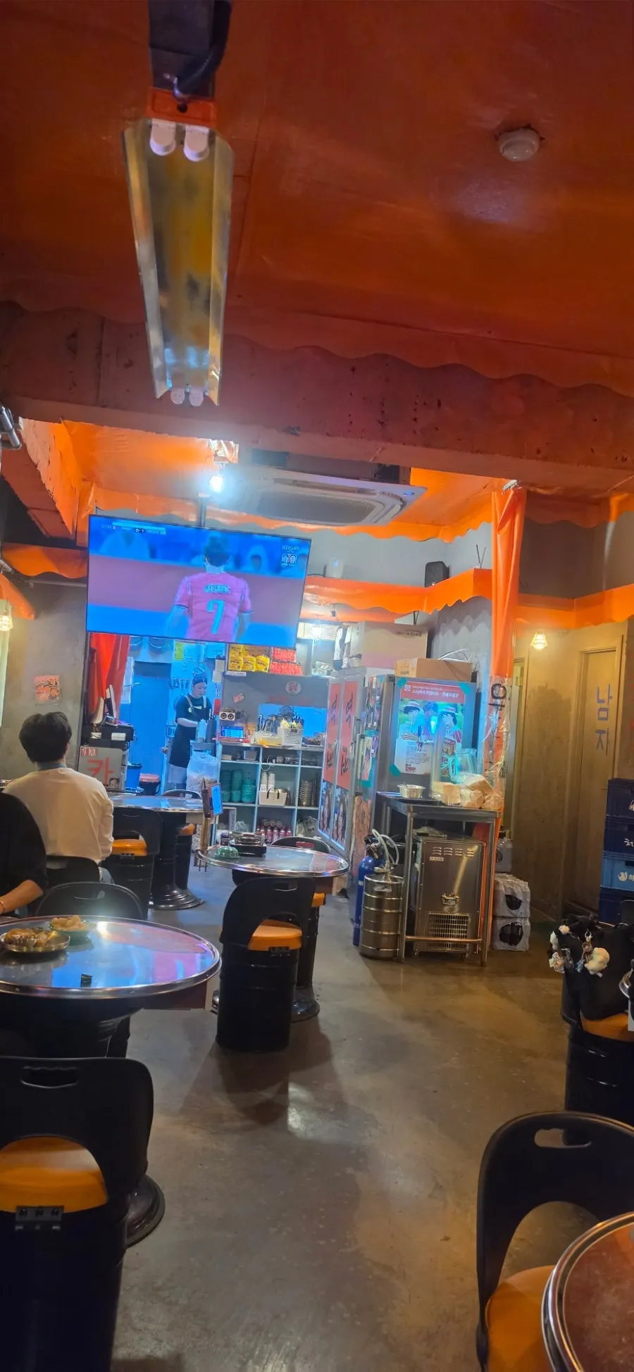 Pojangmacha tables in the spacious interior