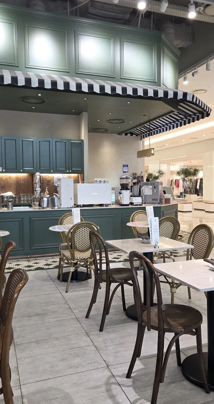 Order counter with signage for malenka cake and the French toast coffee set