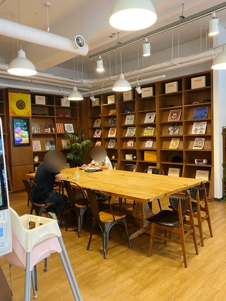 Exterior of a bakery café near Yeongdeungpo-gu Office Station