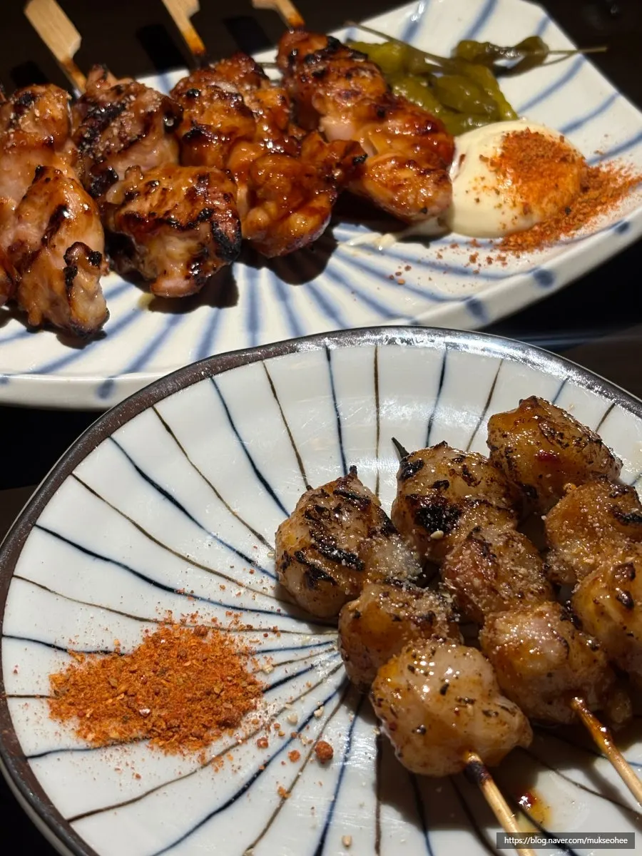 닷찌석과 단체 테이블이 있는 매장 좌석
