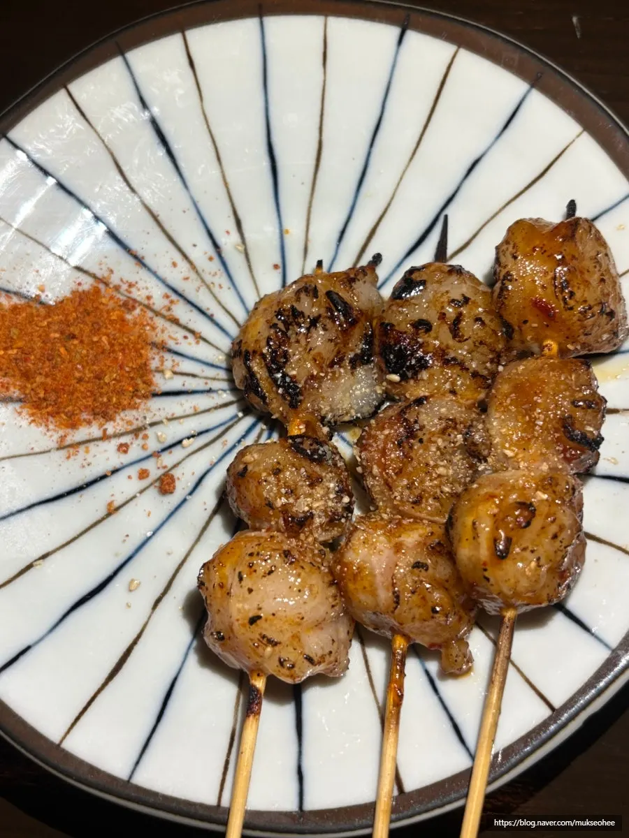 소스에 찍은 대창꼬치 한 점