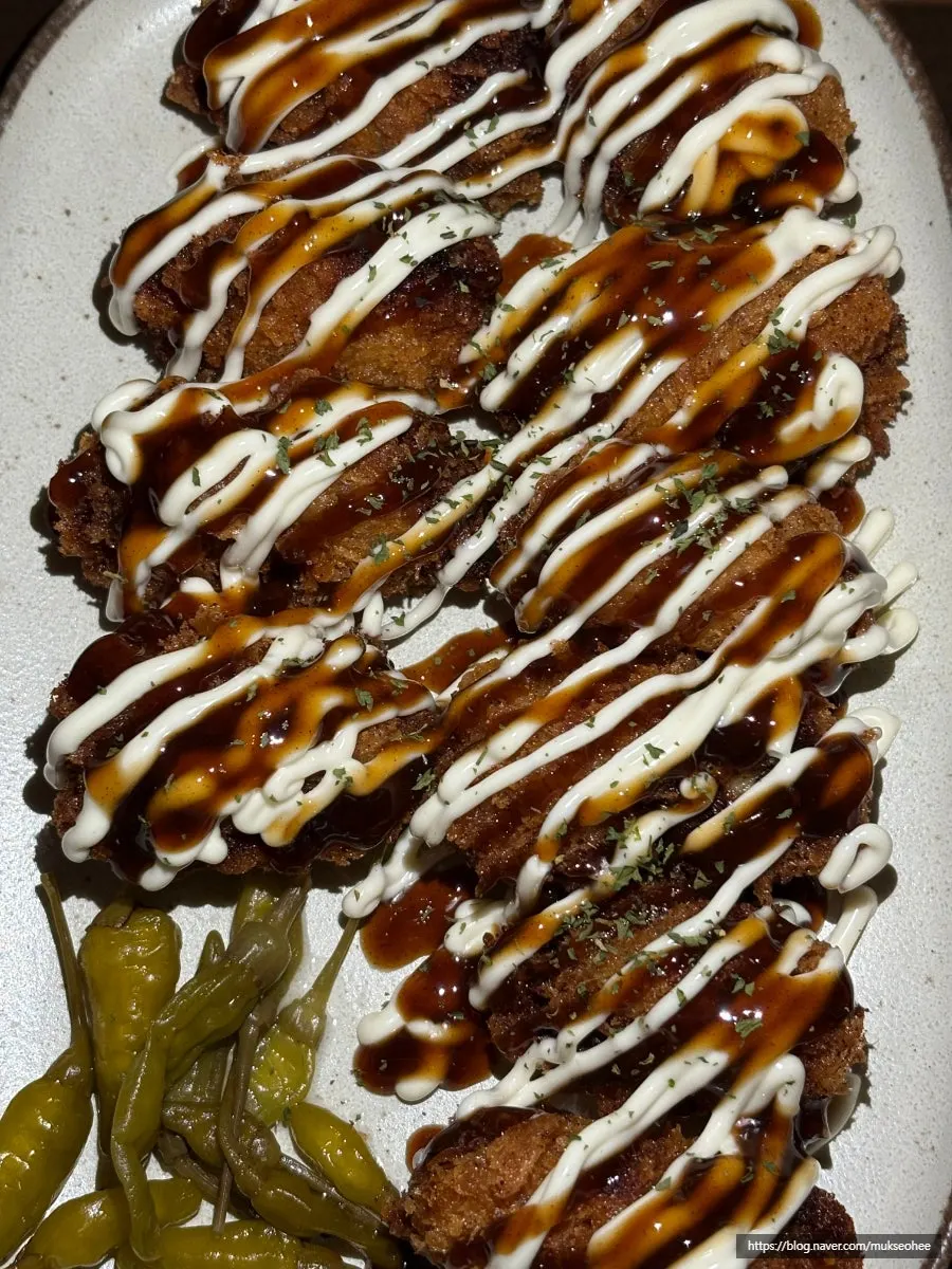 꼬치와 함께 차려진 테이블