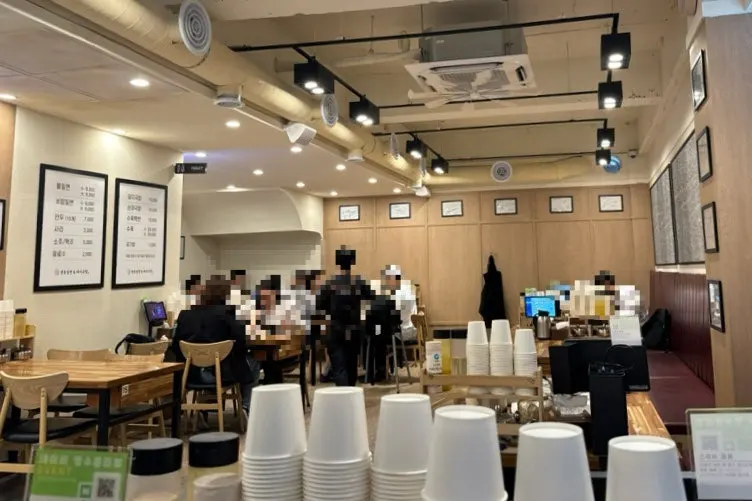 리모델링한 깨끗한 홀 좌석