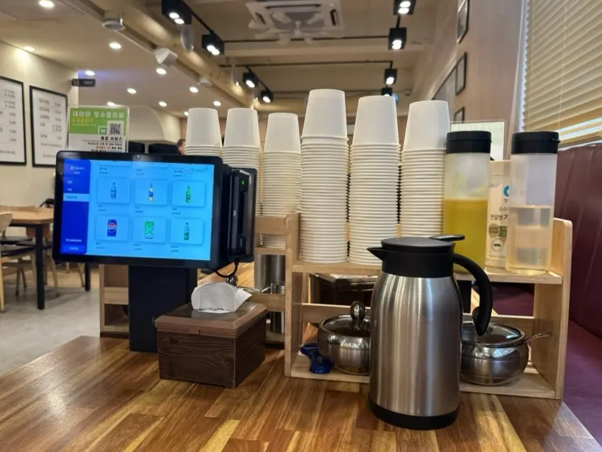 테이블에 차려진 부추와 밑반찬