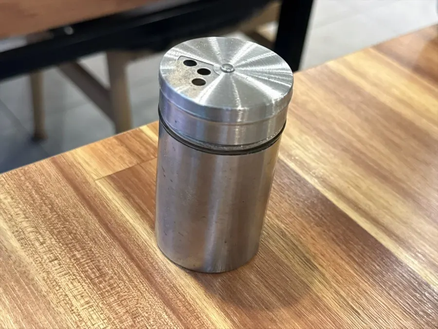다대기와 새우젓이 놓인 테이블