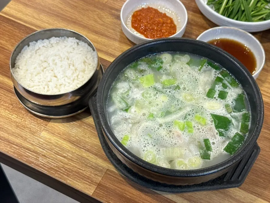 먼저 나온 순대국밥 한 그릇