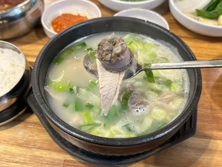 진한 국물의 순대국밥 속 돼지고기