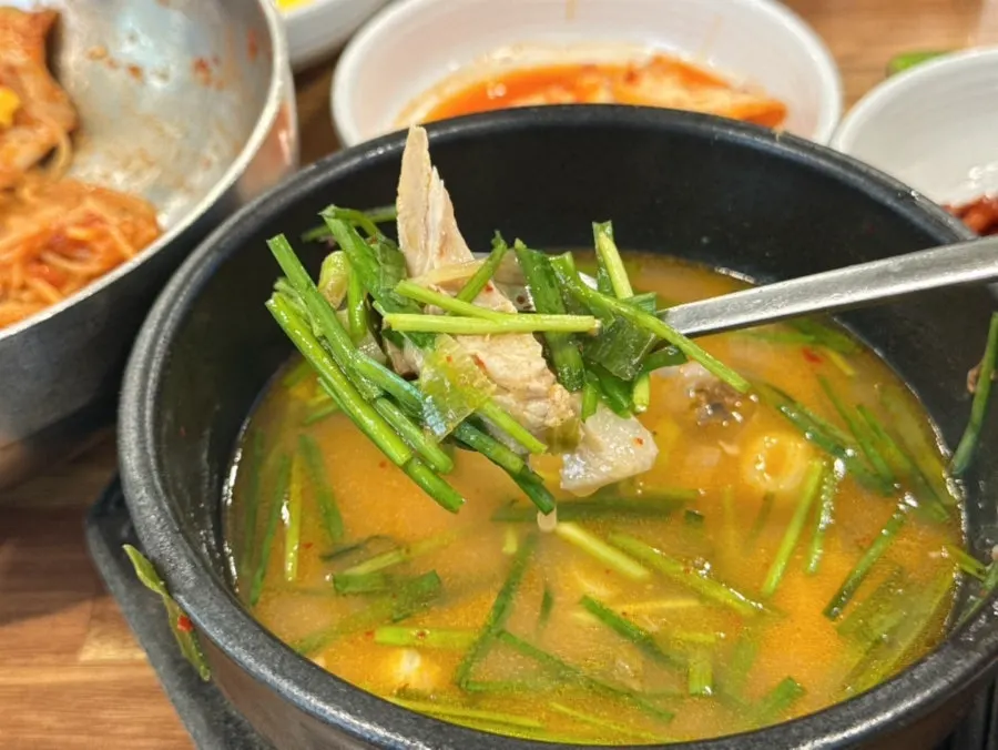 다대기를 풀어 칼칼해진 순대국밥