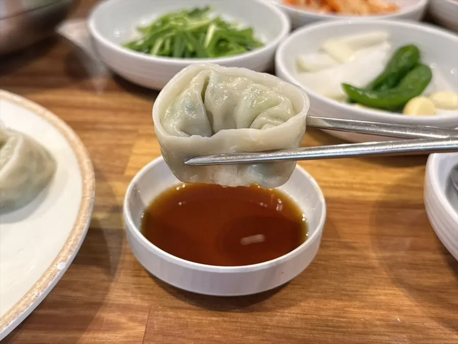10개가 담겨 나온 따끈한 만두