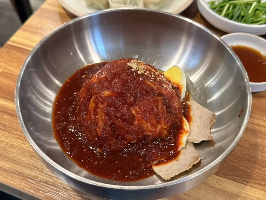 매콤달콤한 양념의 비빔밀면 소