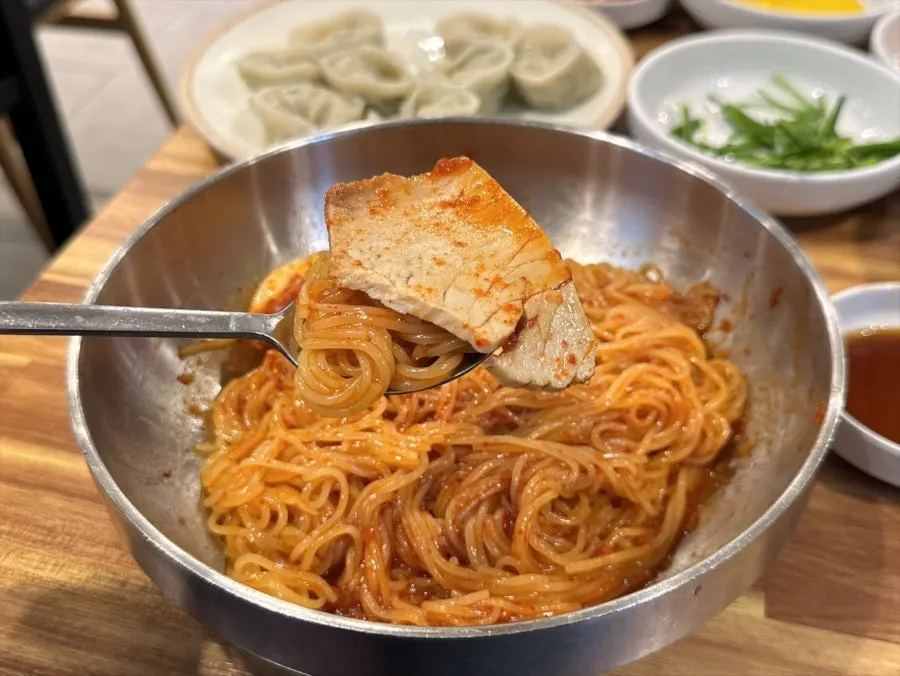 젓가락으로 들어올린 비빔밀면 면발