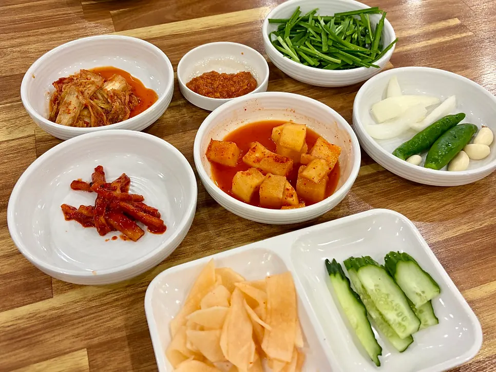 Table of basic side dishes with kimchi, kkakdugi, and chives
