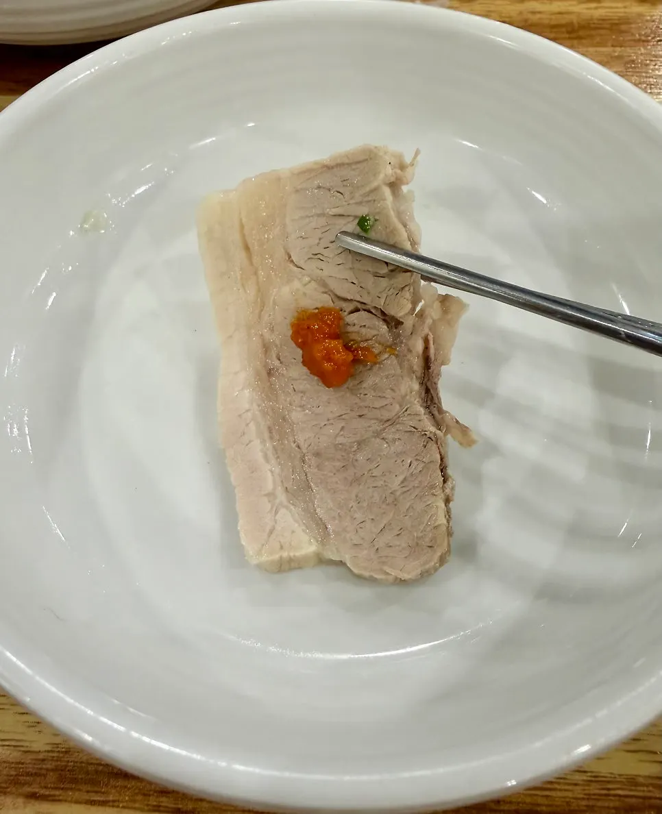 Dwaeji gukbap broth with chives added