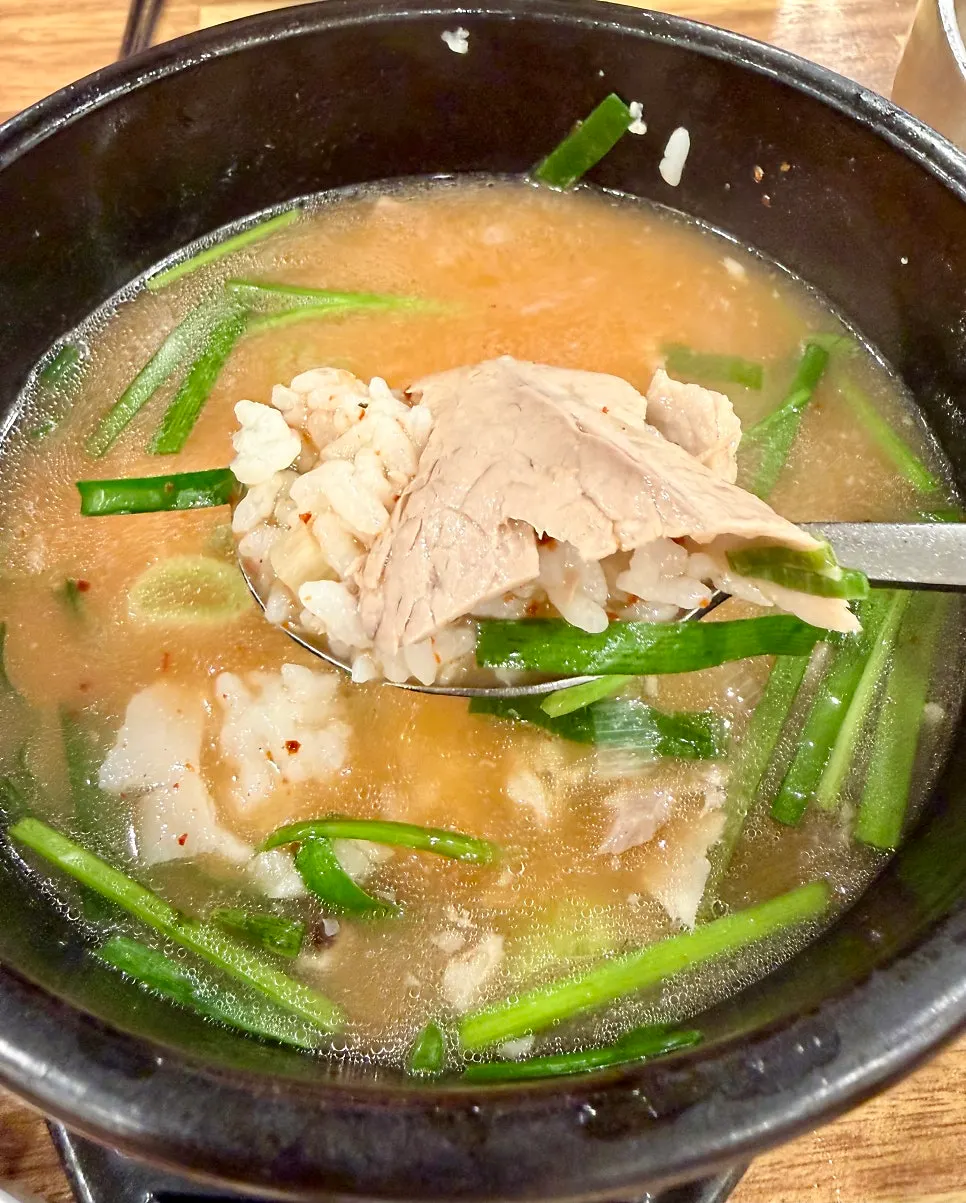 Adding dadegi seasoning paste to the dwaeji gukbap