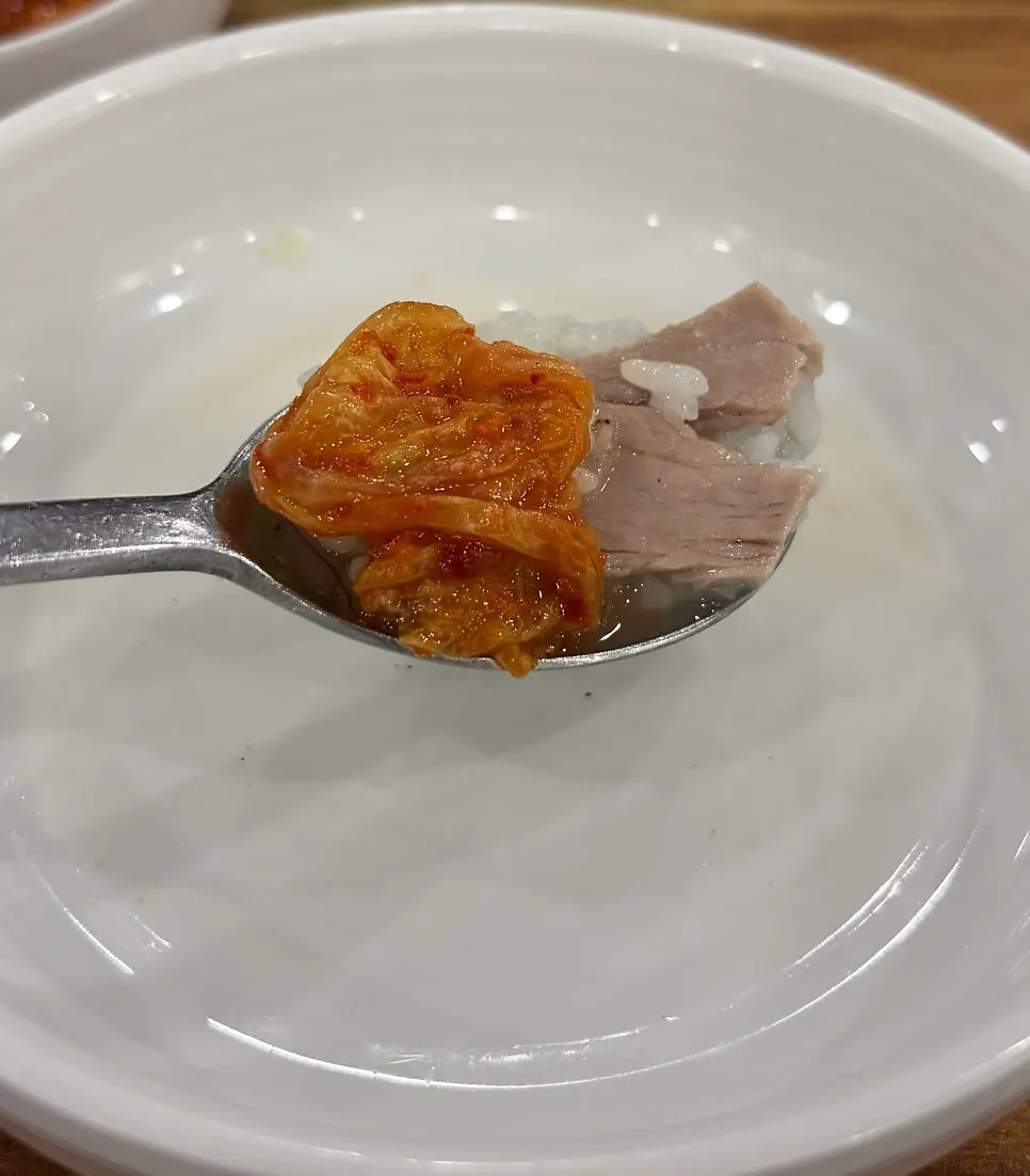 Dwaeji gukbap broth turned red after mixing in dadegi