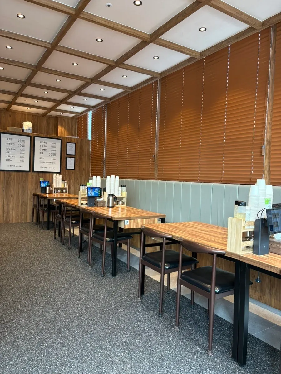 Window seat good for solo dining