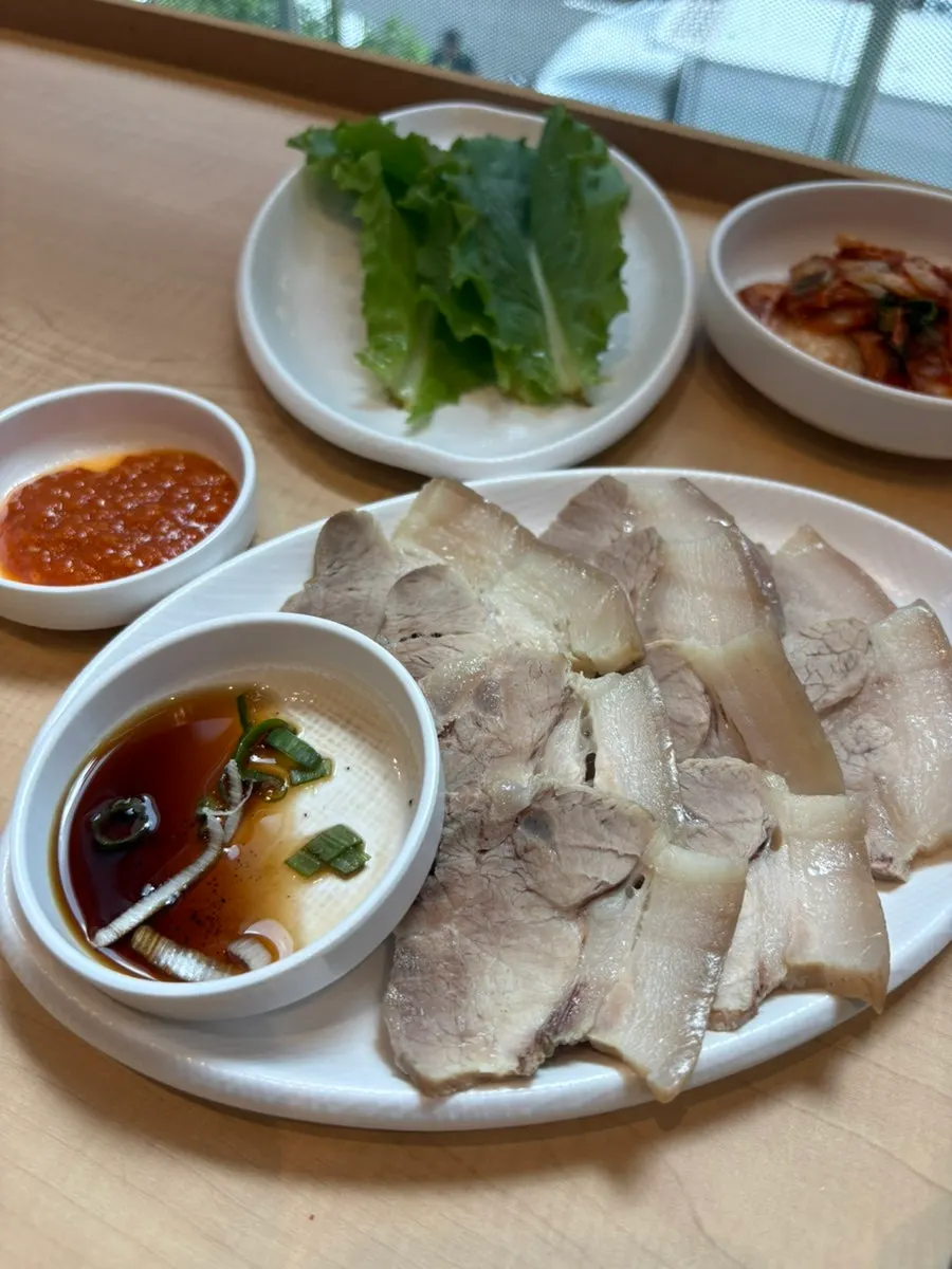 Lettuce wrap with suyuk, onion, and garlic