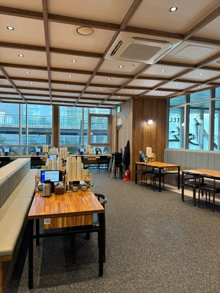 에스컬레이터 오른편 영동밀면&돼지국밥 매장 입구