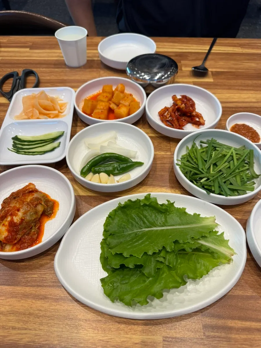 음식을 기다리는 영동밀면&돼지국밥 테이블