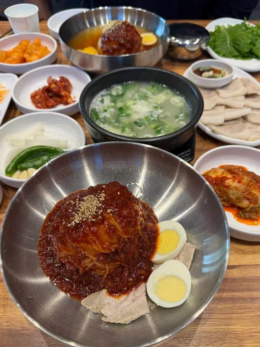 금방 차려진 영동밀면&돼지국밥 상차림
