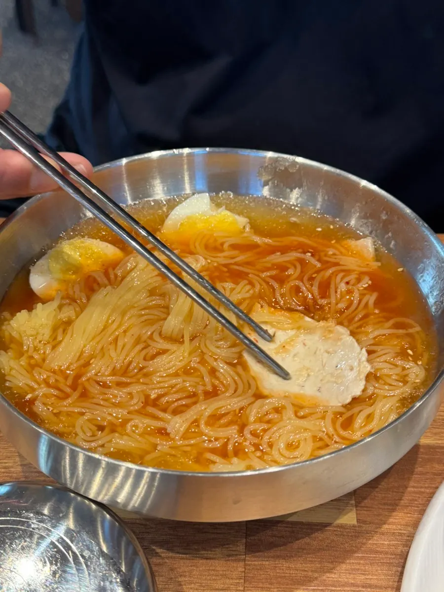 야들야들하게 삶아진 수육 접시