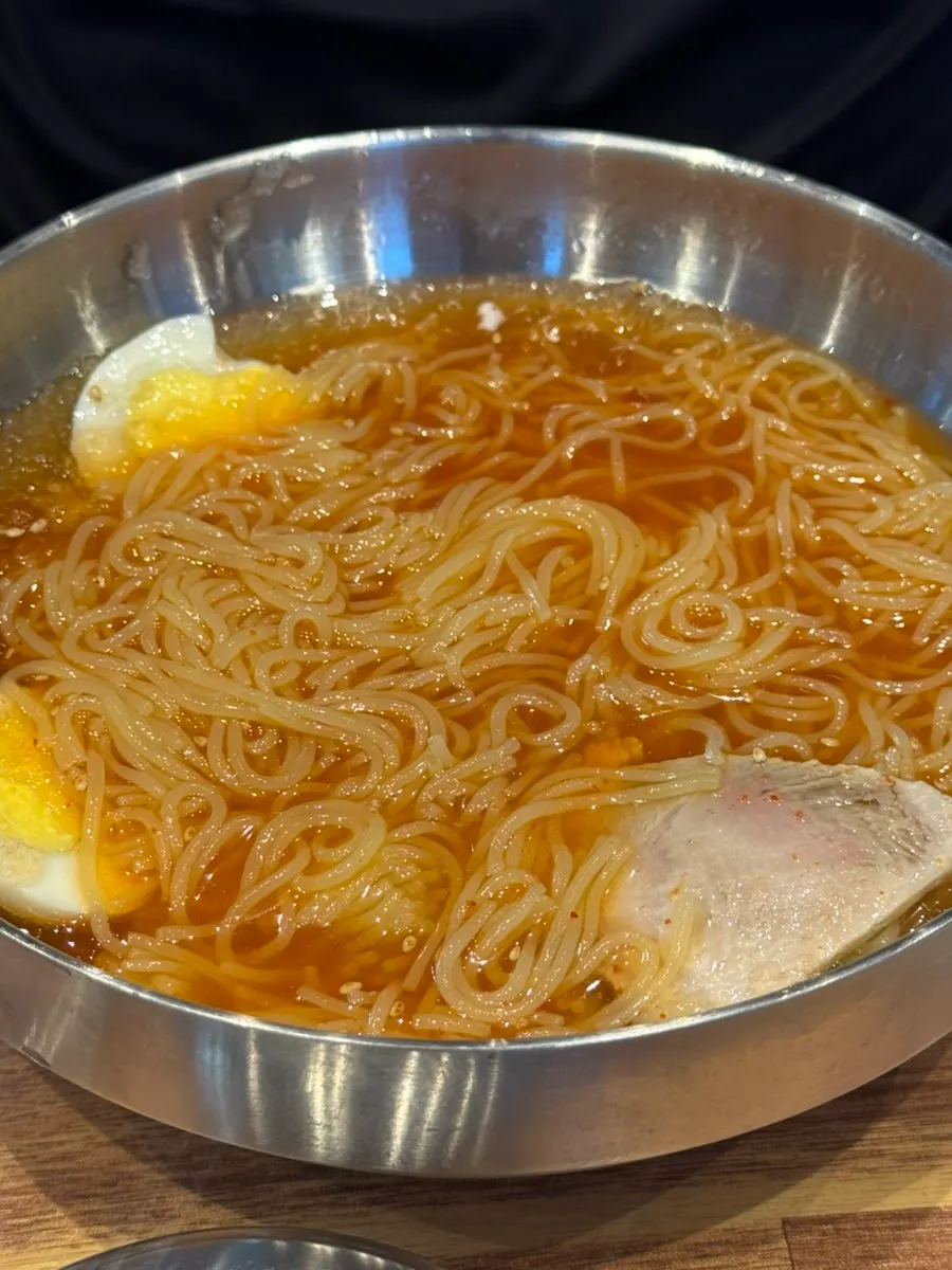 수육 한 점을 집어 든 모습